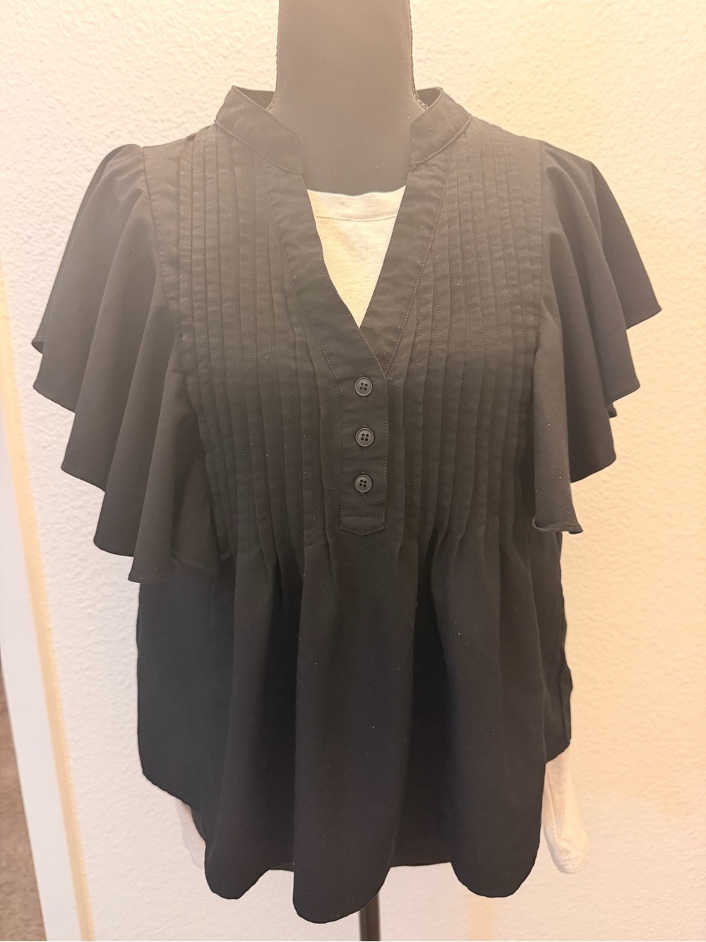 Black Women’s Entró Flutter Sleeve Pintuck Blouse